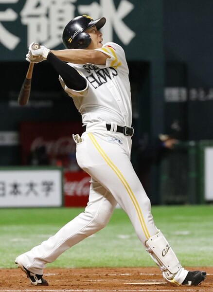 ファンは柳田のホームラン、豪快なスイングを待っている。終盤戦はその一挙手一投足に注目だ