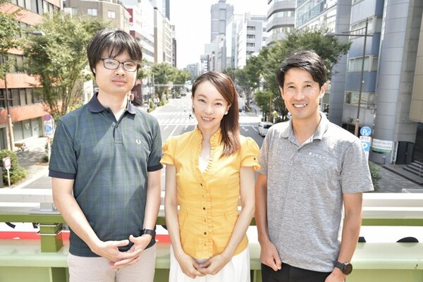 MGCのコースである清州橋通りを背中にする左から柏原竜二さん、千葉真子さん、藤原新さん。ここから15kmの折り返し地点である浅草・雷門へ向かう