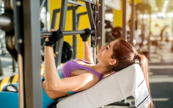 トレーナー監修 体脂肪を減らす 女性がジムでやるべきトレーニングって スポーツナビdo