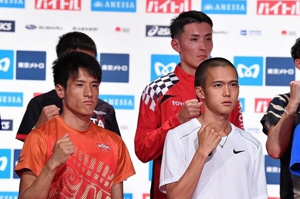 13日、会見に臨む大迫傑(手前右)、服部勇馬(後方)、村澤明伸(手前左)。30人のうち東京五輪の切符をつかむのはどのランナーか?