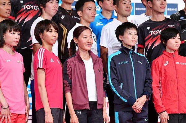 10人で争われる女子のレース。終盤勝負となれば、トラックの経験が豊富な松田瑞生(左端)、鈴木亜由子(右端)が有利だろう