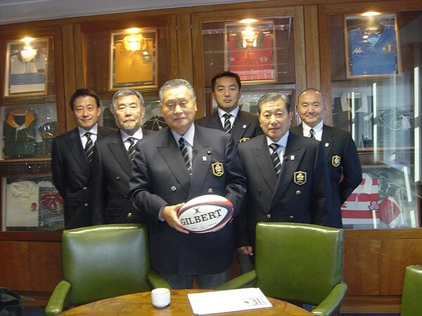 森喜朗氏(中央)らとともにラグビーW杯の日本招致に尽力された徳増氏(左端)に、招致活動の舞台裏をうかがった