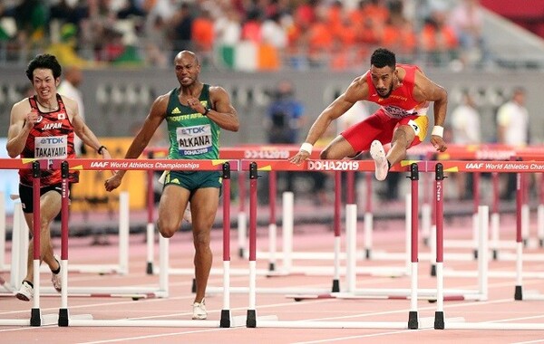 必死の表情で遅れを取り戻そうとする高山(左)。右は13秒16で1着となったオルテガ