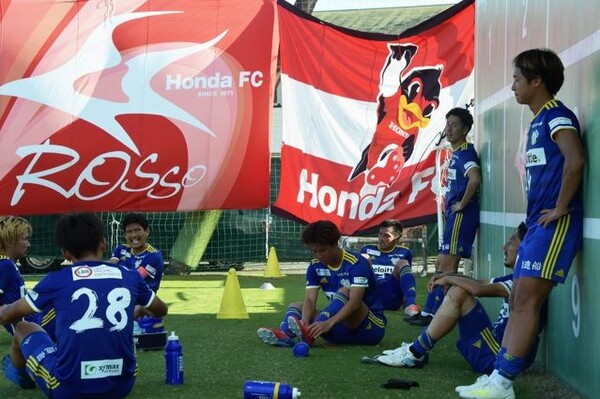 試合後、日陰のスペースに倒れ込む今治の選手たち。またしても「門番」との力の差を見せつけられた