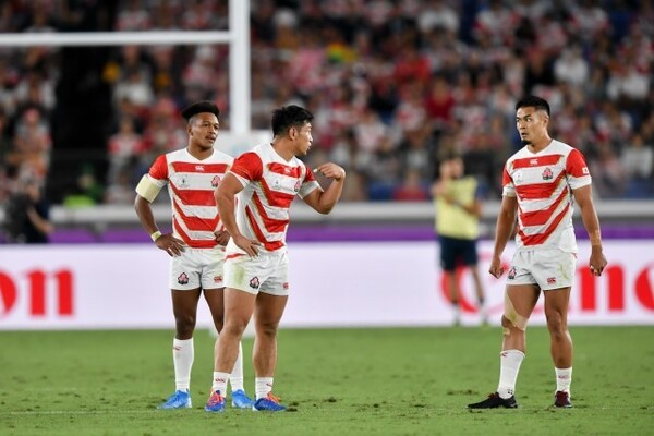 SO田村優(右)とCTB中村亮土(中央)、WTB松島が戦い方を確認する