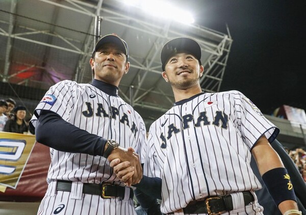 2本のタイムリーを放ち初戦勝利に貢献した菊池(写真右)と稲葉監督