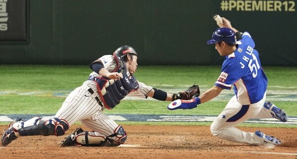 この日の勝敗を分けたプレーの一つが、5回表1死満塁の場面。三塁ランナーの李政厚(写真右)のタッチアップが遅れ、失点を免れた。相手のミスを確実にアウトにすることは決勝でも求められる