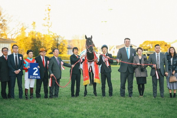 元琴欧洲の鳴戸親方(右から4人目)もコントレイルを祝福