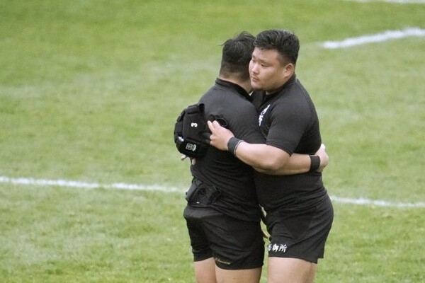 試合後、御所実・津村大志(左)と抱き合う島田彪雅