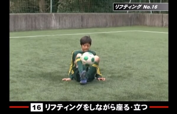 座ったままリフティングにチャレンジしよう スポーツナビdo 座ったままリフティングにチャレンジしよう スポーツナビdo