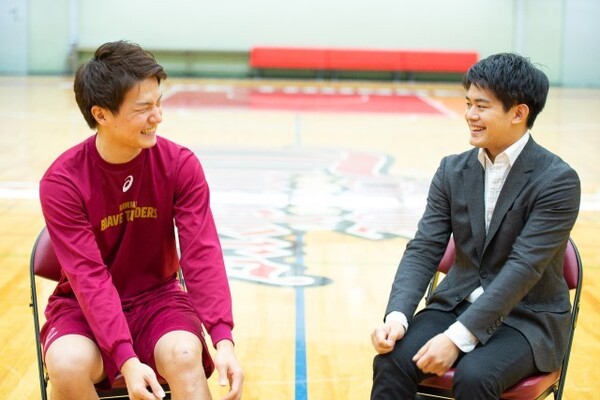 小塚さんに自分のルーティンを説明する辻選手。対談は終始和やかなムードだった