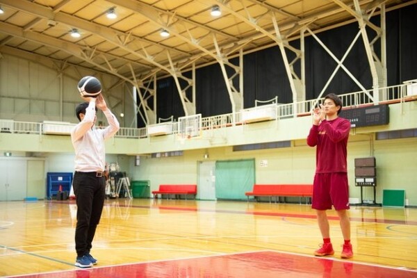 対談後にフリースローを打つ小塚さん。辻選手がフォームのチェックをし、見事に決めていた