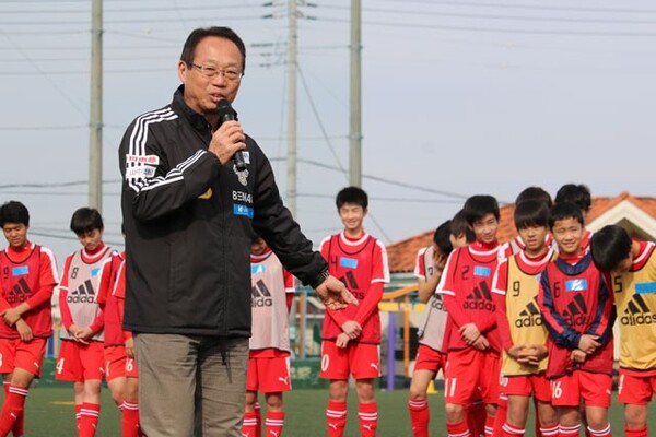 岡田メソッドのトレーニングをメディアに初公開。中学生に実技指導を行い、メニューの一部を披露した