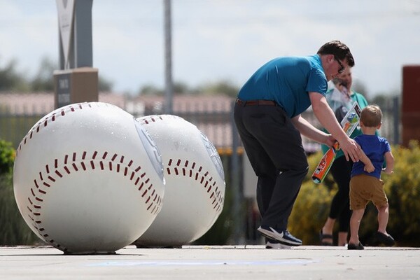 新型コロナウイルスの感染拡大を防ぐ目的で、MLBの開幕は5月中旬以降に変更となった。前代未聞の事態に、今後どんな影響が考えられるのだろうか