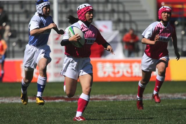 高校1年時の堤(写真中央)。佐賀工高では同校初の女子選手として、男子選手とともに汗を流した