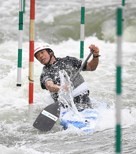 練習で、次々とゲートを回っていく羽根田卓也選手
