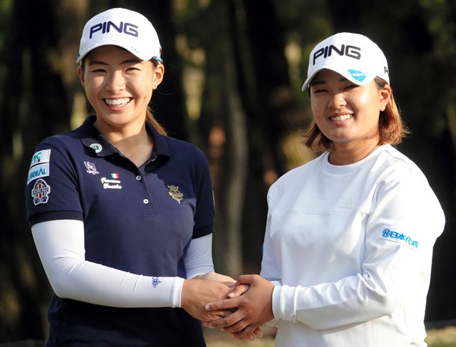 鈴木愛(右)と渋野日向子