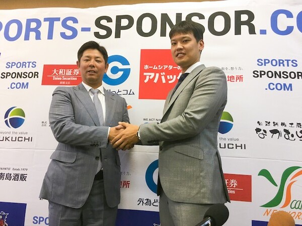 沖縄県庁で行われた村中の入団会見。清水直行監督(写真左)も村中に期待を寄せる