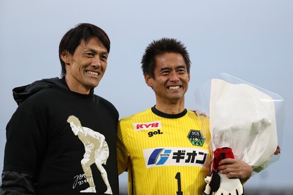 日本代表のGKとして活躍した楢崎正剛(左)と川口能活(右)。その偉大なポジションを引き継いだ川島だからこその"特別な思い"があるという