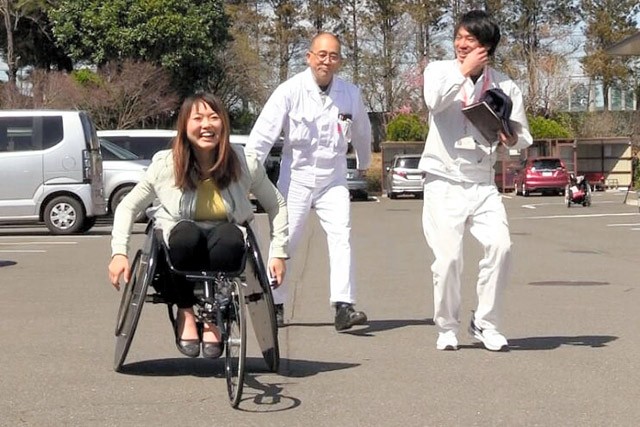 レース用車いすにチャレンジする小澤綾子さん