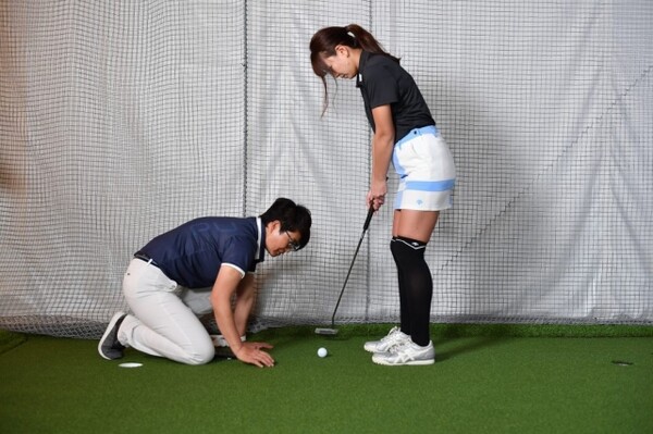 ナショナルチームのテクニカルコーチ 岩本砂織プロ直伝 ワンランク上を目指すパッティング アプローチ 5 歩測を上手く活用して距離感を合わせよう スポーツナビdo ナショナルチームのテクニカルコーチ 岩本砂織プロ直伝 ワンランク上を目指すパッティング アプローチ 5 歩測を上手く活用して距離感を合わせよう スポーツナビdo