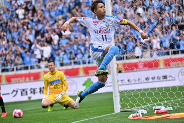 新井と苦楽をともに味わってきた小林。決勝では2ゴールの活躍でチームを救った