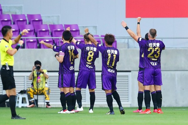 得点後、左拳を天に突き上げた京都イレブン。医療従事者に感謝の気持ちを伝えた
