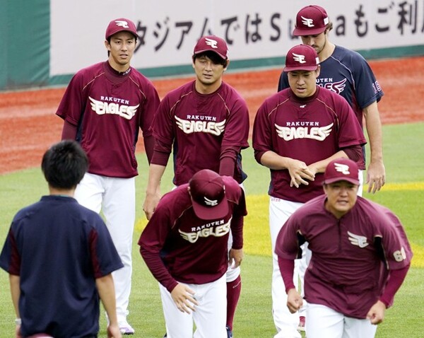 金銭トレードで楽天に加入した涌井(中央)。かつての同僚・岸(左)らとともに高め合う