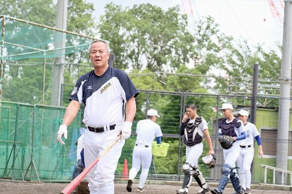 大阪の独自大会でもライバル・大阪桐蔭に勝利。今シーズン負けなしで終わった履正社は岡田監督(写真左)のもと、選手自身が考えて練習する環境が整っている
