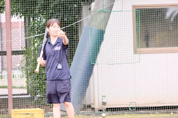 捕球練習ではボールを投げ、ノックではノッカー役も務める