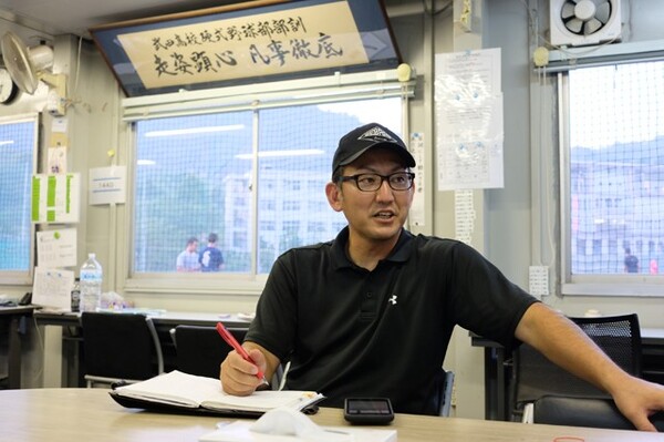 岡嵜雄介監督(写真)は健大高崎・青柳監督にかけられた言葉で自らの方針を変えたという