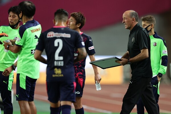 ロティーナ監督が心掛けてきたのは、日本に合った指導法を確立すること。決してスペインのやり方を押し付けない