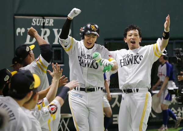 松田(右)、柳田(中央)をはじめ、経験豊富な選手が多くいるソフトバンクは勝ち方を知っているのが最大の強みといえる