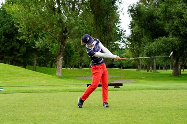 古江彩佳プロ連続写真 小柄ながらパワー全開のスイングを解説 スポーツナビdo 古江彩佳プロ連続写真 小柄ながらパワー全開のスイングを解説 スポーツナビdo