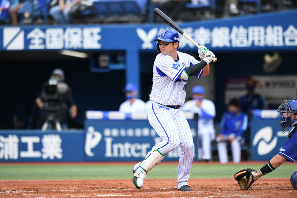 選手たちには「主力が抜けて弱くなった」と言われたくないと思ってほしい、と語る三浦監督。来シーズンもキャプテンを担う佐野(写真)らのさらなる奮起に期待がかかる