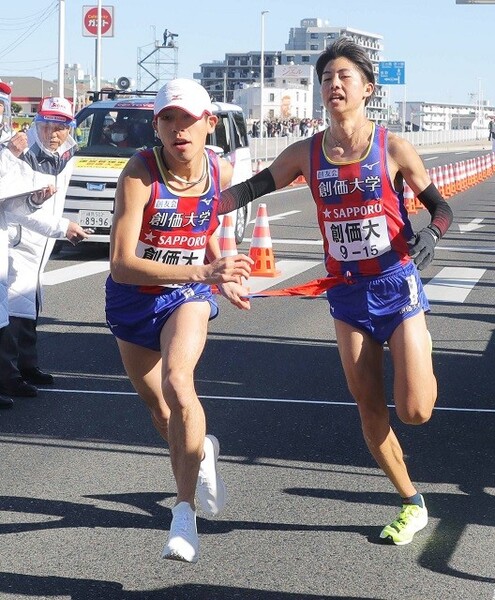 創価大初の往路優勝について、八木氏が「一番のキーポイントになった」と語った3区・葛西(右)の力走