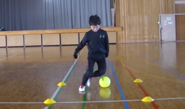サッカー練習メニュー サッカーが上手くなるフットサル ステップ シザース スポーツナビdo サッカー練習メニュー サッカーが上手くなるフットサル ステップ シザース スポーツナビdo