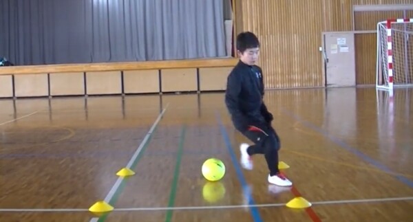 サッカー練習メニュー サッカーが上手くなるフットサル ステップ イン シザース スポーツナビdo サッカー練習メニュー サッカーが上手くなるフットサル ステップ イン シザース スポーツナビdo