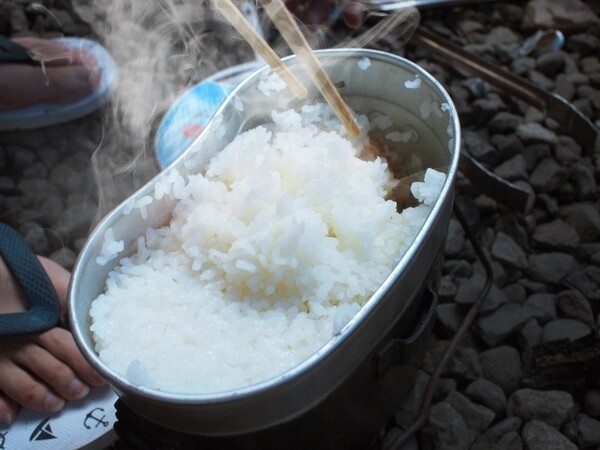 キャンプでご飯を炊くコツと失敗した時の対処法 スポーツナビdo キャンプでご飯を炊くコツと失敗した時の対処法 スポーツナビdo