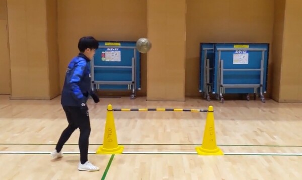 サッカー練習メニュー コーンを使ったリフティング スポーツナビdo サッカー練習メニュー コーンを使ったリフティング スポーツナビdo