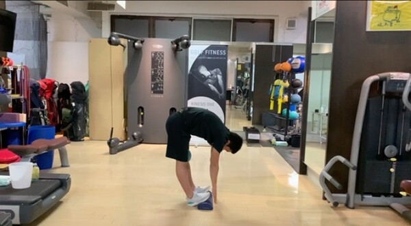 スイング中の起き上がりを防ぐならコレ 前屈改善エクササイズ スポーツナビdo スイング中の起き上がりを防ぐならコレ 前屈改善エクササイズ スポーツナビdo