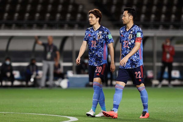 CBでコンビを組んだ板倉滉(右)と吉田麻也。ふたりはミャンマー戦後、U-24代表に合流する