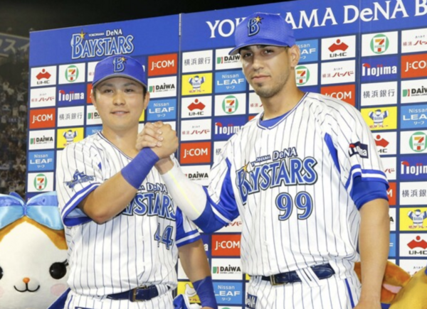 2018年シーズンに合わせ、獲得したのが2年連続本塁打王となる、あのネフタリ・ソト(写真右)であった