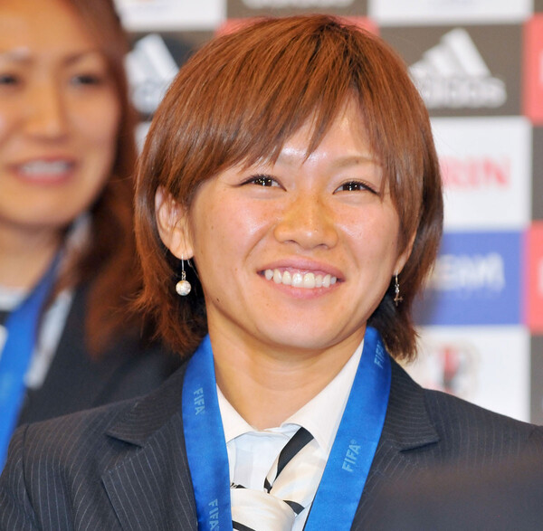 ドイツW杯終了後の帰国会見で笑顔を見せる川澄。帰国前は「日本でなでしこフィーバーが巻き起こっていることなどつゆ知らずだった」とも話している