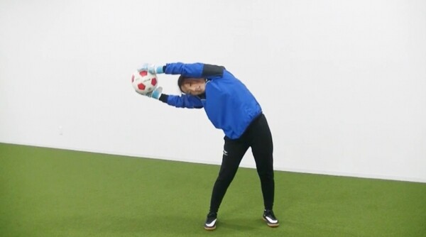 サッカー練習メニュー Gk W Up ボールジャグリング ストレッチ1 スポーツナビdo サッカー練習メニュー Gk W Up ボールジャグリング ストレッチ1 スポーツナビdo