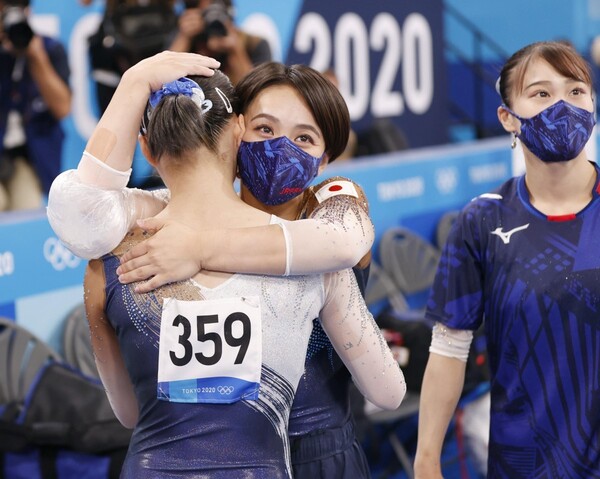 段違い平行棒でミスがあった村上だったが、減点を最小限に食い止めたのはさすがの判断。ミスをチームで補う団結力があった