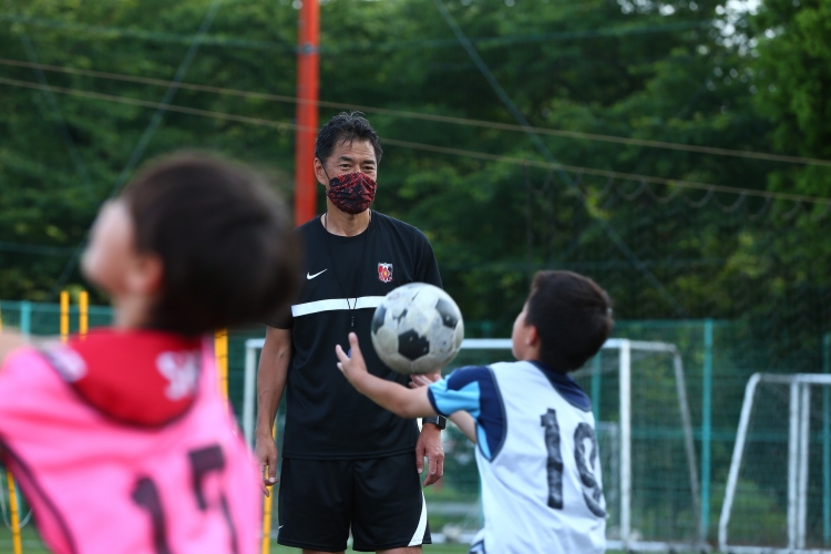 浦和レッズニュース 興梠がゲスト参加 西も感心の指導 小学生なら誰でも応募できるレッズの サッカー塾 スポーツナビ