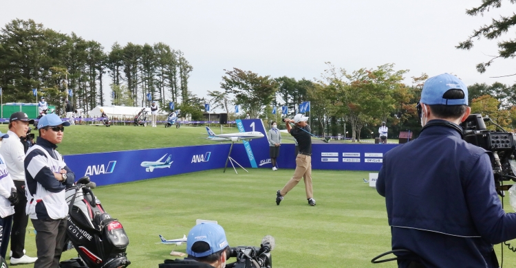 国内男子ゴルフ 30歳 最初の1枚は ライブ中継中です スポーツナビ