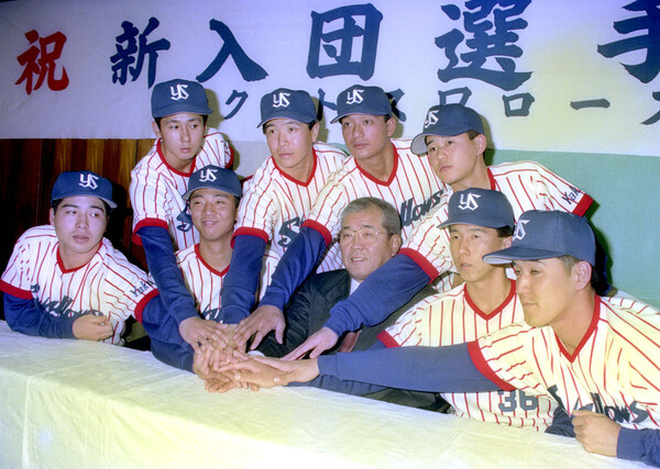 バルセロナ五輪など社会人時代に目覚ましい活躍を見せた伊藤智仁(下段左から2人目)。1992年のドラフトではヤクルト、広島、オリックスの3球団が1位に指名した