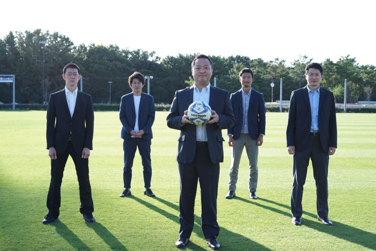 写真はJYD事業を担当する日本サッカー協会職員5名。中央が茂木氏、右端が青地氏